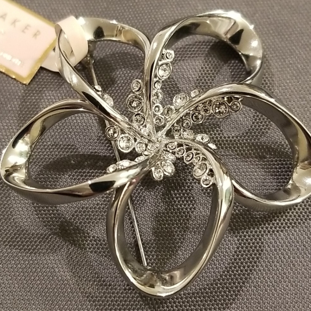 💕TED BAKER💕 *FLAWED/DEFECTIVE* Belvas Silver Crystal Blossom Brooch - Picture 5 of 8
